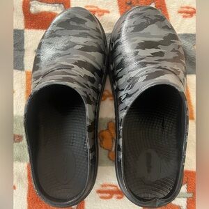 OOFOS black and grey clogs size W8 M6